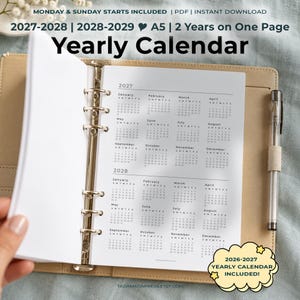 Peut inclure: Un classeur à anneaux A5 beige contenant des feuilles blanches avec un calendrier annuel 2027-2028. Le texte indique MONDAY & SUNDAY STARTS INCLUDED, 2027-2028 | 2028-2029, YEARLY CALENDAR et 2026-2027 YEARLY CALENDAR INCLUDED.