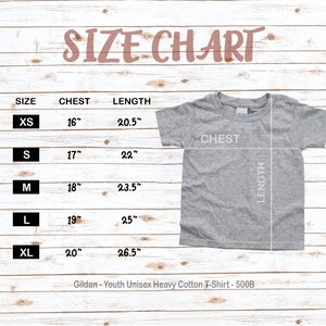 Puede incluir: Tabla de tallas para una camiseta de algod&oacute;n pesado unisex para j&oacute;venes. La tabla muestra las tallas XS a XL con las medidas de pecho y longitud correspondientes en pulgadas.