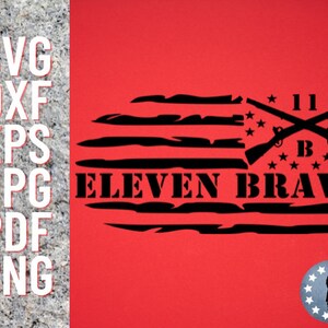 Peut inclure: Conception de drapeau américain en détresse noir et blanc avec le texte "ELEVEN BRAVO" et des fusils croisés avec le numéro "11" et la lettre "B" au centre.