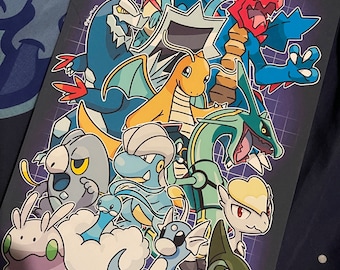 Può includere: Un'illustrazione colorata di vari personaggi Pokémon, tra cui un drago blu e rosso, un drago giallo, una creatura grigia e bianca e una creatura verde e blu. I personaggi sono su uno sfondo a griglia.