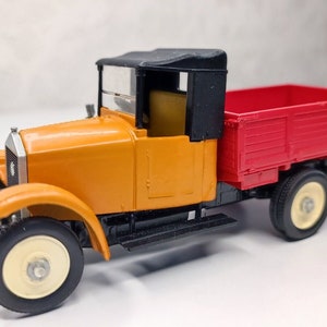 Die-cast model of the AMO F-15 USSR truck-car 1:43 Metal and plastic. Rare red.