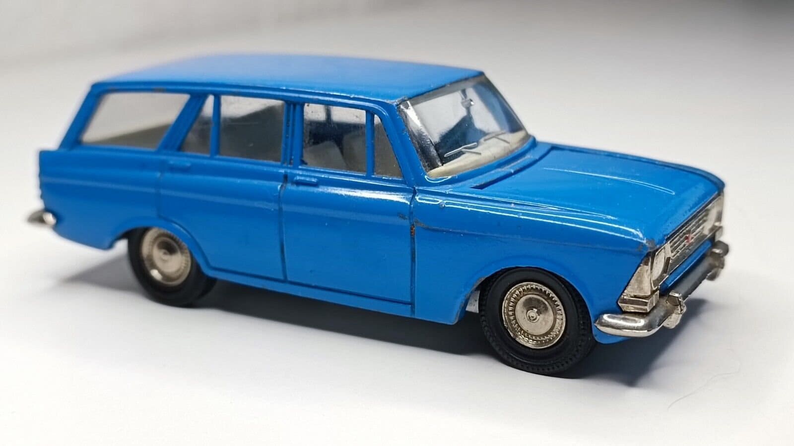 ソ連製　ミニカー　モスクヴィッチ426 旧ソビエト製 モスクビッチ426 赤 ミニカー 1/43 - メルカリ ミニカー