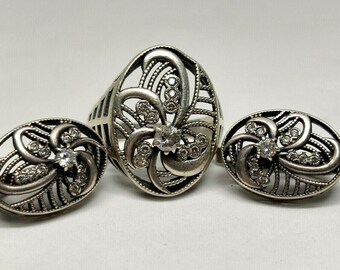 Belle parure de bijoux en argent ! Bague et boucles d'oreilles avec pierres.