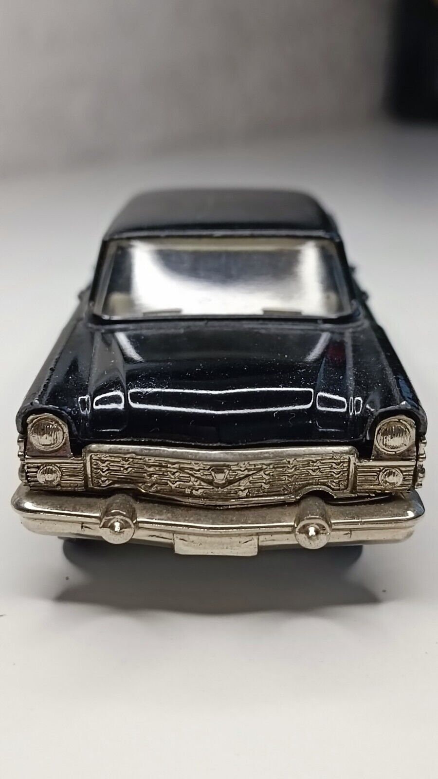 Miniature ZIL 1/43 - CHAIKA GA13 Berline Soviétique Orange - URSS