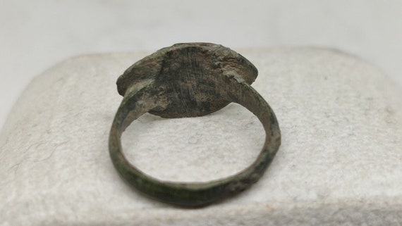 Bronzo romano-orientale (anello) con ornamento per gli occhi