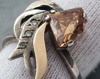 Nuovo anello in argento sterling 925 con pietra color champagne e placcatura in oro.