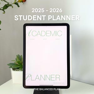 Puede incluir: Un planificador digital para estudiantes para 2025-2026 que se muestra en una tableta. La pantalla muestra las palabras "Academic Planner" en una fuente verde suave. Un lápiz óptico descansa en el lateral. El planificador está en un soporte negro.
