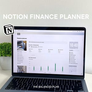 Può includere: Un computer portatile che mostra un pianificatore finanziario Notion sullo schermo. Lo schermo mostra un cruscotto finanziario con sezioni per conti, obiettivi di risparmio, entrate e spese. Il logo Notion si trova nell'angolo in alto a sinistra dello schermo. Il laptop è su una superficie bianca.