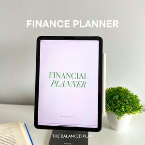 Op de afbeelding: Een witte iPad met een zwarte rand waarop een digitale financiële planner-app wordt weergegeven. De app-titel is "Financial Planner" met de tekst "The Balanced Plan" onderaan het scherm. Een witte stylus is rechts op het scherm geplaatst.