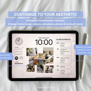 Puede incluir: Una tableta negra que muestra un mood board est&eacute;tico personalizable y un horario de clases. La pantalla muestra la hora, la fecha y opciones de fuentes, estilos y colores. Un l&aacute;piz &oacute;ptico blanco descansa junto a la tableta. Texto: "Personaliza tu est&eacute;tica."