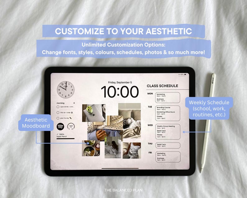Puede incluir: Una tableta negra que muestra un mood board est&eacute;tico personalizable y un horario de clases. La pantalla muestra la hora, la fecha y opciones de fuentes, estilos y colores. Un l&aacute;piz &oacute;ptico blanco descansa junto a la tableta. Texto: "Personaliza tu est&eacute;tica."