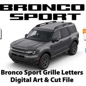 Puede incluir: Un SUV Ford Bronco Sport gris oscuro mostrado en vista de tres cuartos. El texto BRONCO SPORT aparece en la parte superior y el texto Bronco Sport Grille Letters Digital Art & Cut File en la parte inferior. Cuatro iconos de formato de archivo etiquetados como EPS, SVG, PDF y DXF se muestran a los lados.