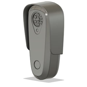 Può includere: Un dispositivo di telecamera di sicurezza verticale grigio opaco con un alloggiamento rettangolare arrotondato e una copertura protettiva integrata. La sezione superiore contiene un array di lenti circolare con sei piccole aperture e un tasto.