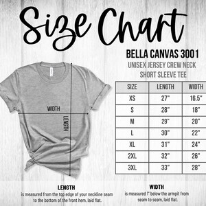 Puede incluir: Tabla de tallas para la camiseta de manga corta de cuello redondo de jersey unisex Bella Canvas 3001. La tabla muestra las tallas XS a 3XL con las medidas de longitud y ancho correspondientes en pulgadas.