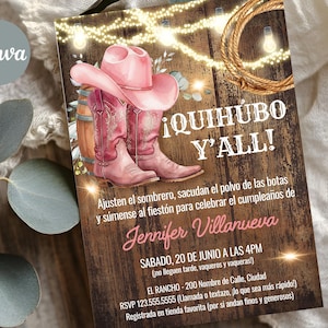 Op de afbeelding: Een rustieke uitnodiging met een cowboythema. Het heeft een roze cowboyhoed en -laarzen, een houten vat en een touwlasso tegen een achtergrond van houtnerf. De tekst luidt "¡QUIHUBO Y'ALL!" en bevat evenementdetails.