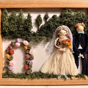L Personalized Macrame Wedding Dolls in Frame | Macrame Couple Portrait | Macrame Doll Wall Hanging | Anniversary Gift | Wedding Gift | Moss