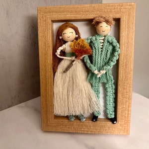 S Personalized Flower Macrame Doll in Frame | Macrame Couple Portrait | Macrame Doll Wall Hanging | Anniversary Gift | Wedding Gift |