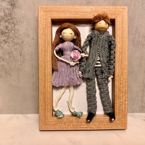 S Personalized Macrame Doll in Frame | Macrame Couple Portrait | Macrame Doll Wall Hanging | Anniversary Gift | Wedding Gift