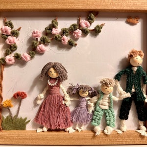 L Personalized Macrame Doll Family in Frame | Macrame Family Portrait | Macrame Doll Wall Hanging | House Warming Gift | Anniversary Gift