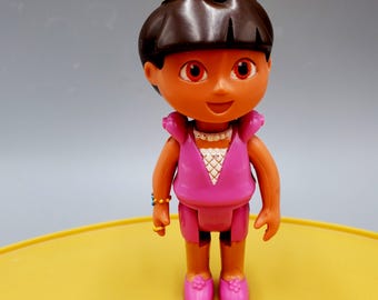 Figura de PVC articulada de Dora la Exploradora, con corona, Mattel, 4 pulgadas