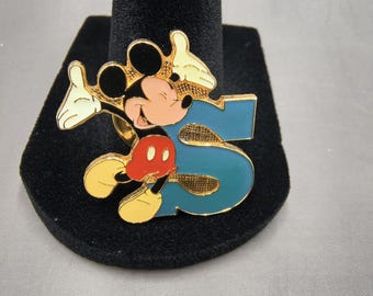 Pin de Disney descatalogado de la serie del alfabeto Monogram de los años 80 con Mickey Mouse y la letra S.