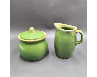 Juego de azucarero y cremera con glaseado verde aguacate de Hull Pottery, con tapa, MCM, década de 1960