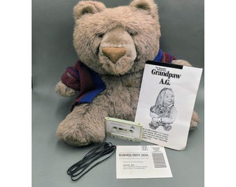 Oso parlante vintage de 1986 del abuelo A.G., Axlon Patricia Townsend, con cinta y cable.