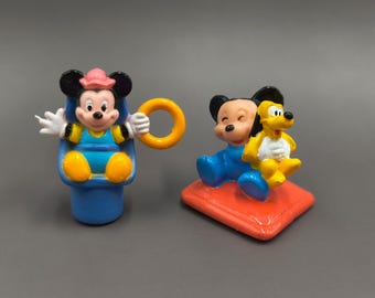 Lote de figuras vintage de Disney Babies: Bebé Mickey con mordedor y sosteniendo a Pluto.