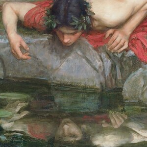 K&ouml;nnte beinhalten: Ein Gem&auml;lde eines jungen Menschen mit dunklen Haaren, das eine rote Robe und einen Kranz aus Bl&auml;ttern tr&auml;gt und auf sein Spiegelbild in einem Wasserbecken blickt.