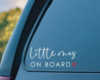 Adesivo per auto "Piccoli a bordo"/Adesivo in vinile ad alta resistenza/Bambino a bordo/Adesivo resistente alle intemperie/Più bambini a bordo/Regalo per neomamma