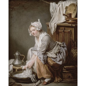 Op de afbeelding: Een vrouw in een witte muts en een gestreepte rok wast een witte doek in een bassin. Ze bevindt zich in een keuken met een houten kast en een tinnen kan.