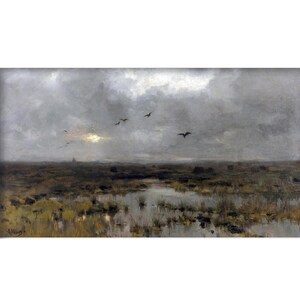 Könnte beinhalten: Ölgemälde einer Moorlandschaft unter einem bewölkten Himmel. Das Kunstwerk zeigt eine gedämpfte Farbpalette aus Grau-, Braun- und Grüntönen. Mehrere Vögel fliegen, und die Signatur des Künstlers befindet sich unten links.