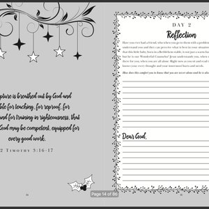 Op de afbeelding: Een zwart-wit dagboek met een bloemmotief. De pagina bevat een citaat uit de Bijbel, 2 Timothe&uuml;s 3:16-17, en een reflectiegedeelte met de kop "Dag 2 Reflectie". De tekst luidt: "De hele Schrift is door God ingegeven en nuttig om te onderwijzen, te weerleggen, te corrigeren en te onderrichten in de gerechtigheid, opdat de mens Gods volmaakt zou zijn, volkomen toegerust voor elk goed werk. 2 Timothe&uuml;s 3:16-17".