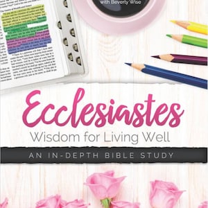 Pode incluir: Capa de livro com o título "Eclesiastes: Sabedoria para Viver Bem" em letras cor-de-rosa. O subtítulo é "Um estudo bíblico aprofundado". A capa apresenta uma chávena de café cor-de-rosa, lápis de cor e rosas cor-de-rosa.