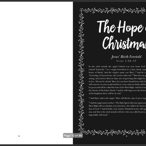 Op de afbeelding: Een zwart-wit afbeelding met een decoratieve rand van witte bloemen. De tekst "The Hope of Christmas" staat in een groot wit lettertype. De tekst "Jesus' Birth Foretold" staat in een kleiner wit lettertype. De tekst "Luke 1:26-37" staat in een kleiner wit lettertype. De tekst is een passage uit de Bijbel over de geboorte van Jezus.