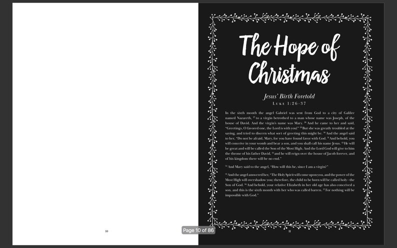 Op de afbeelding: Een zwart-wit afbeelding met een decoratieve rand van witte bloemen. De tekst "The Hope of Christmas" staat in een groot wit lettertype. De tekst "Jesus' Birth Foretold" staat in een kleiner wit lettertype. De tekst "Luke 1:26-37" staat in een kleiner wit lettertype. De tekst is een passage uit de Bijbel over de geboorte van Jezus.