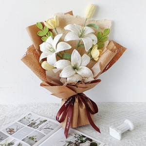 Fertig gehäkelte Lilie, handgemachte Strickblumen, gehäkelte Blumenstrauß, Valentinstag Geschenk, Wohnkultur, Geschenk für sie, gehäkelte Blume