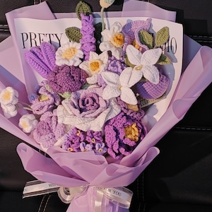 Lila Rosenstrauß, gehäkeltes Bouquet, handgemachtes Geschenk, geflochtene Tulpe, Blumenstrauß, Geburtstagsgeschenk, Valentinstag, Muttertag, Geschenk für Sie