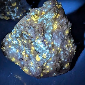Flogopit och diopsid "Stjärnklar natt" - UV-fluorescerande mineraler från New York - Kortvåg