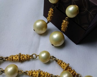 Bracelet & Matching Earrings with Faux Pearls in Goldtone, Beautiful Vintage Jewelry Set