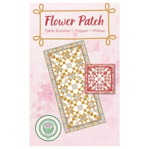 Peut inclure: Un modèle de courtepointe pour un chemin de table, un dessus de table et un oreiller. Le motif présente un design floral avec un jeu de couleurs or et blanc. Le motif s'appelle "Flower Patch" et provient de Save the Thistle Quilts.