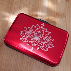 Estuche para tarjetas de crédito RFID, billetera, aluminio anodizado grabado con láser. Flor de loto en el frente con un mandala y símbolos de yoga en la parte posterior.