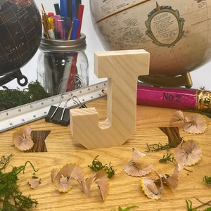 Decoración de bandeja escalonada Letra de madera inacabada J, Letras del alfabeto de letras de madera, Letras de bloque de niñera de estante independiente Decoración de granja