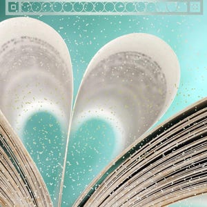 Puede incluir: Un libro con páginas curvadas hacia arriba, formando un corazón, sobre un fondo turquesa. El título del libro, "Planner and Tracker for Authors", se muestra en texto blanco dentro de un rectángulo turquesa, enmarcado por un borde decorativo.