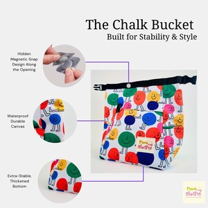 Puede incluir: Un cubo de tiza de lona blanca con un patr&oacute;n colorido de caras sonrientes y el texto "Two Sloths". El cubo tiene una correa negra y un cierre magn&eacute;tico a presi&oacute;n. El cubo es impermeable y tiene un fondo engrosado para mayor estabilidad.