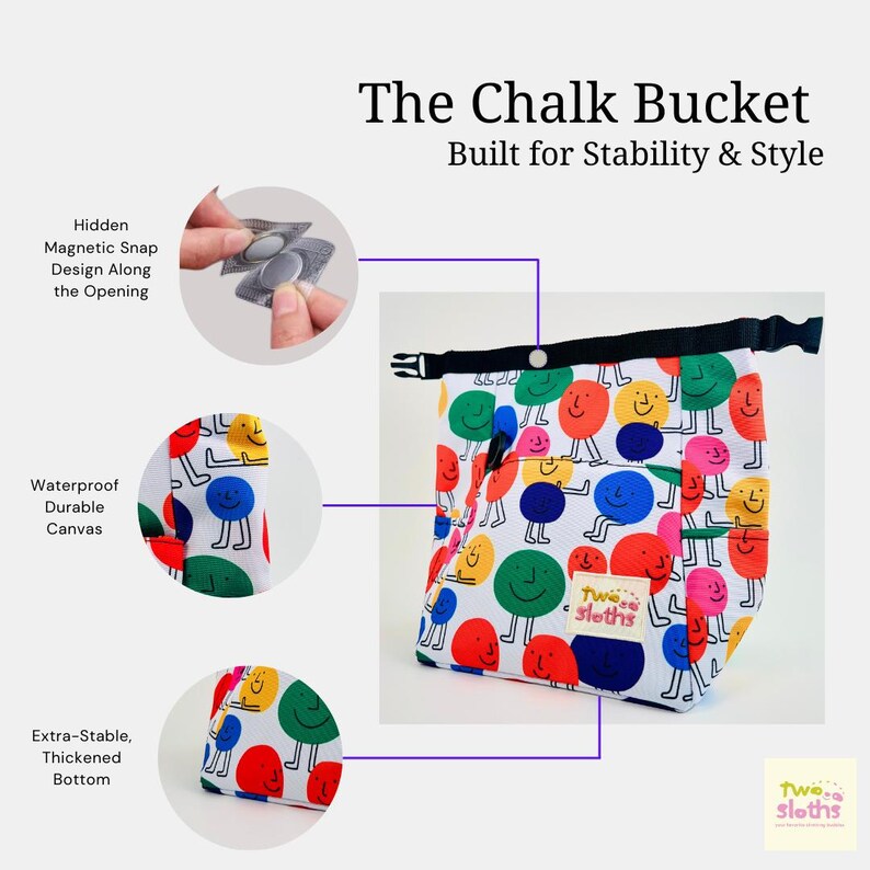 Puede incluir: Un cubo de tiza de lona blanca con un patr&oacute;n colorido de caras sonrientes y el texto "Two Sloths". El cubo tiene una correa negra y un cierre magn&eacute;tico a presi&oacute;n. El cubo es impermeable y tiene un fondo engrosado para mayor estabilidad.