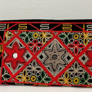 Pochette / portefeuille brodé à la main vibrant