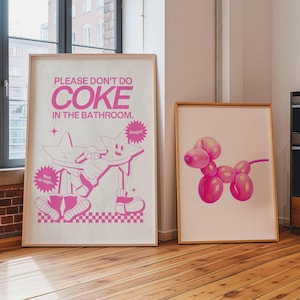 Könnte beinhalten: Zwei gerahmte Poster mit rosa Illustrationen. Das linke Poster zeigt eine rosa Cartoon-Abbildung von zwei Sternen, die eine Person halten, mit dem Text "Bitte mach keinen Koks im Badezimmer." Das rechte Poster zeigt ein rosa Ballontier in Form eines Hundes.