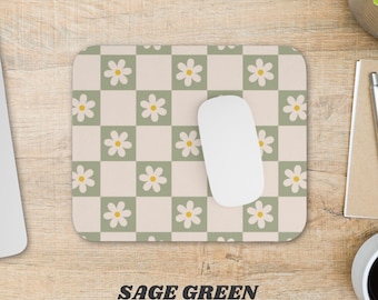 Peut inclure: Tapis de souris vert sauge avec un motif à carreaux de marguerites et une souris blanche. Le texte "SAGE GREEN" est en bas. Un ordinateur portable, un stylo, un carnet et une tasse de café sont également visibles.