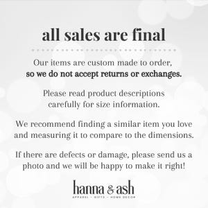 Pu&ograve; includere: Sfondo bianco con testo che recita "tutte le vendite sono definitive". Ulteriore testo include informazioni su ordini personalizzati, resi e informazioni sulle taglie. Il logo "hanna & ash" &egrave; in basso.